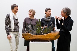 Prof. Dr. Julika Bürgin im Gespräch mit der h_da-Studierenden Sandra Mosebach und Petra Väth, Leiterin der Jugendkulturwerkstatt Frankenheim Gallus sowie Prof. Dr. Lisa Niederreiter (v.l.n.r.)  Hochschule Darmstadt/Christian Heyse